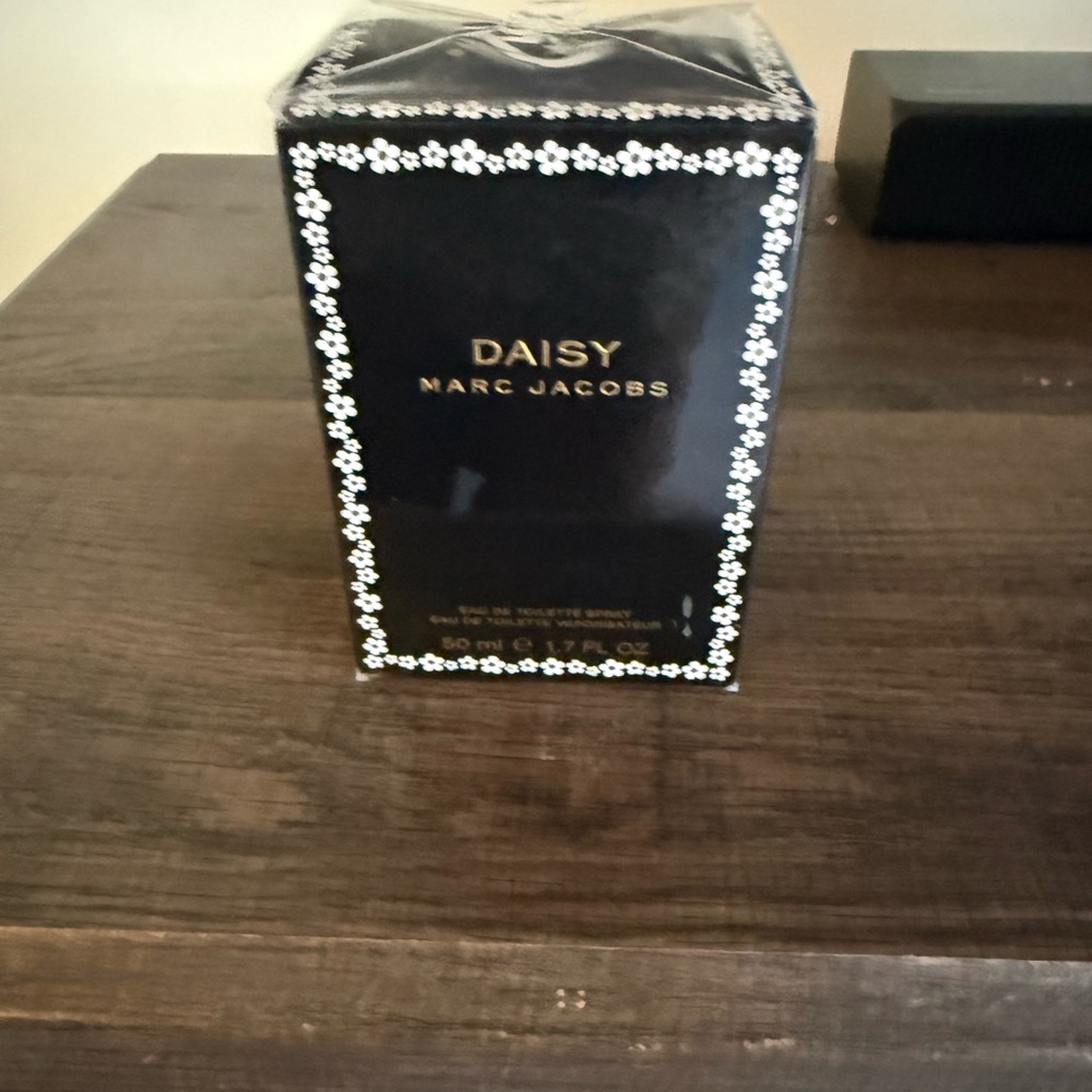Marc Jacobs Daisy Perfume - Picture 2 of 3
